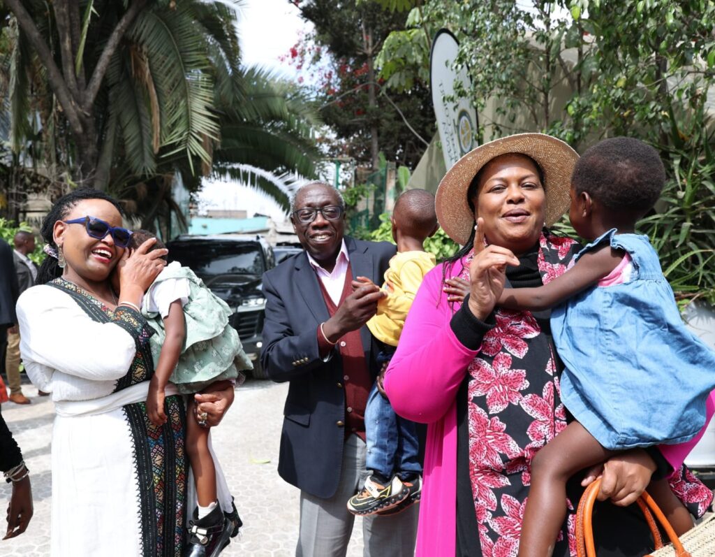 Supreme Court Judges Pay a Visit to Abandoned Children